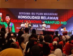 Kecewa kepada Gibran, Momen Pentolan Relawan Jokowi Melepas Kaus di Depan Puan