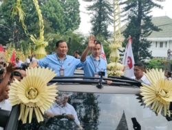 Prabowo-Gibran Mengendarai Mobil Maung Pindad Berwarna Kuning saat Mendaftar sebagai Calon Presiden ke KPU