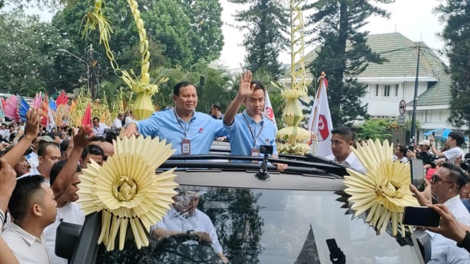 Prabowo-Gibran Mengendarai Mobil Maung Pindad Berwarna Kuning saat Mendaftar sebagai Calon Presiden ke KPU