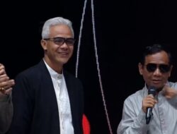 Ganjar Tertarik dengan Kacamata Mahfud MD: Bolehkah Saya Meminjam, Pak?