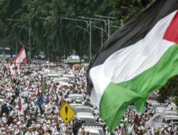 Menteri Luar Negeri, Menteri Agama, Puan Maharani, dan Anies Baswedan Menghadiri ‘Aksi Damai Untuk Membela Palestina’ di Monas.