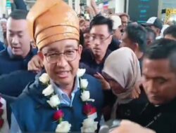 Ribuan Pendukung Antusias Menyambut Anies yang Menggema di Bandara Kualanamu