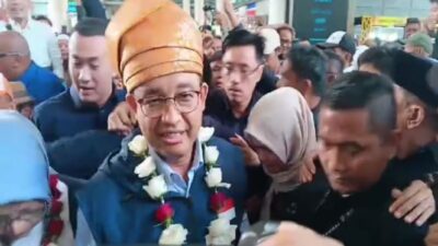 Ribuan Pendukung Antusias Menyambut Anies yang Menggema di Bandara Kualanamu