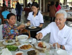 Makanan Laut Lezat Sambil Menikmati Percakapan menyenangkan