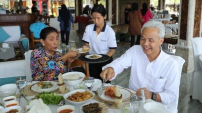 Makanan Laut Lezat Sambil Menikmati Percakapan menyenangkan