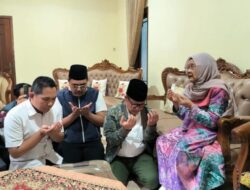 Cak Imin Melakukan Sungkeman ke Ibunda dan Ziarah ke Makam Pendiri NU Sebelum Memulai Kampanye