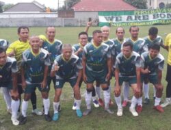 Cak Imin mencetak gol saat bermain sepakbola dengan mantan pemain Persebaya