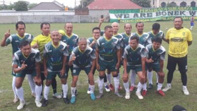 Cak Imin mencetak gol saat bermain sepakbola dengan mantan pemain Persebaya