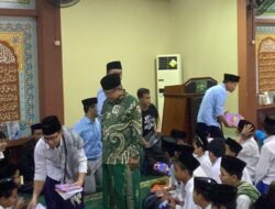 Gibran Berbagi Buku Gratis ke Santri saat Mengunjungi Ponpes Luhur Al-Tsaqafah