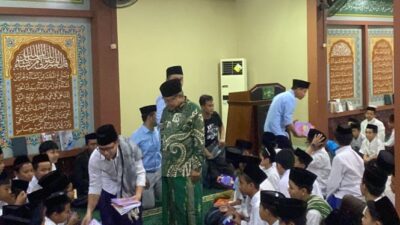 Gibran Berbagi Buku Gratis ke Santri saat Mengunjungi Ponpes Luhur Al-Tsaqafah