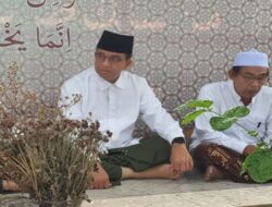 Anies Menziarahi Makam Ayahanda Gus Mus, KH Bisri Mustofa