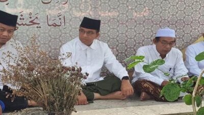 Anies Menziarahi Makam Ayahanda Gus Mus, KH Bisri Mustofa