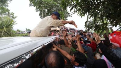 Prabowo Diserbu Oleh Warga Saat Membagikan Cokelat di Desa Karanganyar Sukabumi