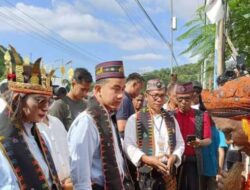 Isi Surat: 

Kepada Gibran, Orang Muda Labuan Bajo,

Saya ingin menyampaikan uneas mengenai pemerataan pembangunan di kota Labuan Bajo. Saya merasa bahwa beberapa daerah di Labuan Bajo masih terpinggirkan dan tidak mendapatkan perhatian yang sama dalam pembangunan. Saya berharap perhatian lebih dapat diberikan kepada daerah-daerah yang membutuhkan pembangunan agar kesenjangan pembangunan dapat diminimalisir.

Saya berharap agar pemerintah dapat melakukan evaluasi yang mendalam mengenai pembagian alokasi dana pembangunan untuk memastikan bahwa setiap daerah mendapatkan bagian yang adil. Dengan demikian, diharapkan pembangunan di Labuan Bajo dapat dirasakan manfaatnya oleh semua lapisan masyarakat.

Terima kasih atas perhatian Anda pada masalah ini. Semoga kekhawatiran saya dapat didengar dan menjadi perhatian bagi pemerintah dalam upaya mewujudkan pemerataan pembangunan di Labuan Bajo.

Hormat saya,

[Nama Anda]