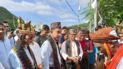 Isi Surat: 

Kepada Gibran, Orang Muda Labuan Bajo,

Saya ingin menyampaikan uneas mengenai pemerataan pembangunan di kota Labuan Bajo. Saya merasa bahwa beberapa daerah di Labuan Bajo masih terpinggirkan dan tidak mendapatkan perhatian yang sama dalam pembangunan. Saya berharap perhatian lebih dapat diberikan kepada daerah-daerah yang membutuhkan pembangunan agar kesenjangan pembangunan dapat diminimalisir.

Saya berharap agar pemerintah dapat melakukan evaluasi yang mendalam mengenai pembagian alokasi dana pembangunan untuk memastikan bahwa setiap daerah mendapatkan bagian yang adil. Dengan demikian, diharapkan pembangunan di Labuan Bajo dapat dirasakan manfaatnya oleh semua lapisan masyarakat.

Terima kasih atas perhatian Anda pada masalah ini. Semoga kekhawatiran saya dapat didengar dan menjadi perhatian bagi pemerintah dalam upaya mewujudkan pemerataan pembangunan di Labuan Bajo.

Hormat saya,

[Nama Anda]