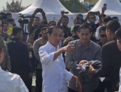 Penjelasan Istana Mengenai Jokowi Memakai Kaos Dekat Spanduk Prabowo-Gibran