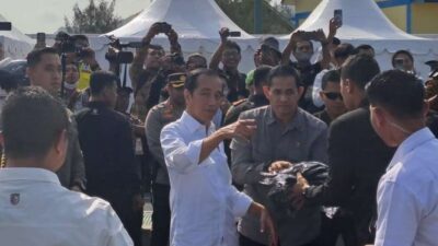 Penjelasan Istana Mengenai Jokowi Memakai Kaos Dekat Spanduk Prabowo-Gibran