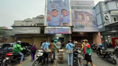 Relawan Prabowo-Gibran Malang Berikan Bakso dan Roti Gratis Setelah Menang Quick Count