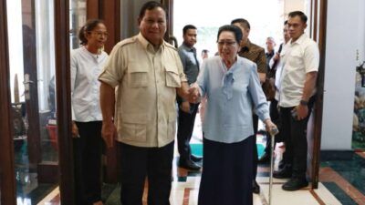 Prabowo Mengunjungi Rumah Almarhum Jenderal Wismoyo Arismunandar Setelah Ziarah Makam Orangtuanya