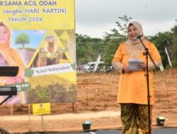 Menghijaukan dengan Harmoni: Acil Odah Ajak Perempuan Banjar di Penanaman Pohon