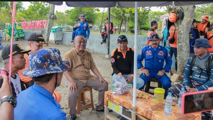 Dadang Kunjungi Tim SAR di Pantai Pangandaran