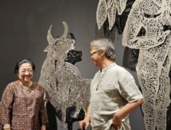 Patung Pria Kurus Hidung Panjang Sambut Momen Megawati di Pameran Butet