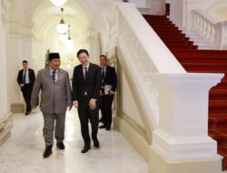 Prabowo Subianto Meets with Singapore’s New Prime Minister, Offers Congratulations and Discusses Defense Collaboration