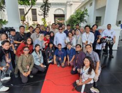 Reporters at the Palace Pose for Group Photo with Prabowo Subianto, Sporting Sunglasses