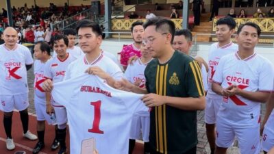 Kaesang Mengirimkan ‘Jersey Surakarta 1’ kepada Gusti Bhre, Mendukungnya Menjadi Calon Walikota Solo