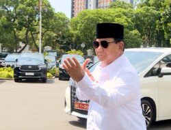 After having leg surgery, Prabowo Subianto showcases his fitness by light jogging and striking a silat pose at the Presidential Palace