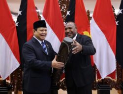 Tender Moments as Prabowo Subianto Says Goodbye to Papua New Guinea Prime Minister After Visit to Ministry of Defense