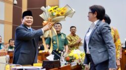 Prabowo Di Sambut Meriah dan Mendapat Standing Applause dalam Raker Bersama Komisi I DPR