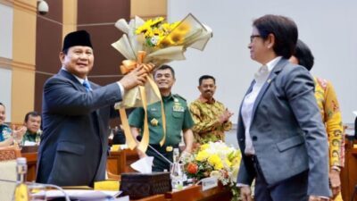 Prabowo Di Sambut Meriah dan Mendapat Standing Applause dalam Raker Bersama Komisi I DPR