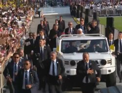 Paus Fransiskus Berkeliling dengan Kendaraan Maung Keren Prabowo Subianto untuk Menyapa Umat Beriman