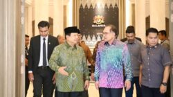 Two Old Friends Reconnect as Prabowo Subianto Extends Invitation to Anwar Ibrahim for His Inauguration