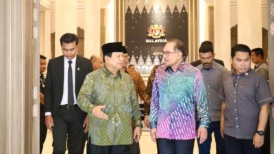 Two Old Friends Reconnect as Prabowo Subianto Extends Invitation to Anwar Ibrahim for His Inauguration