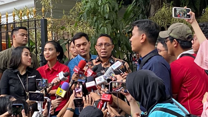 Menteri dan Wamen Tukar Pesawat Hercules setelah Mengunjungi Istana Magelang