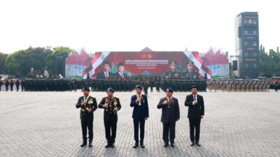 Jokowi and Prabowo Subianto Ride in Pindad Jeep to Inspect Troops at Presidential Inauguration Security Ceremony