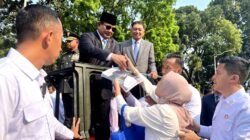 Citizens Meet Prabowo Subianto, Overwhelmed with Joy and Gratitude: “I Finally Got His Autograph”