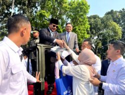 Citizens Meet Prabowo Subianto, Overwhelmed with Joy and Gratitude: “I Finally Got His Autograph”