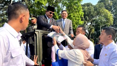 Citizens Meet Prabowo Subianto, Overwhelmed with Joy and Gratitude: “I Finally Got His Autograph”