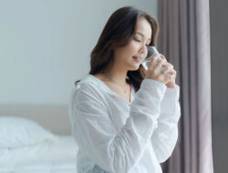 Manfaat Minum Air Hangat Sebelum Tidur