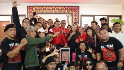 Pendukung PDIP Serahkan Koin Perjuangan ke Hasto: Apa Maknanya?